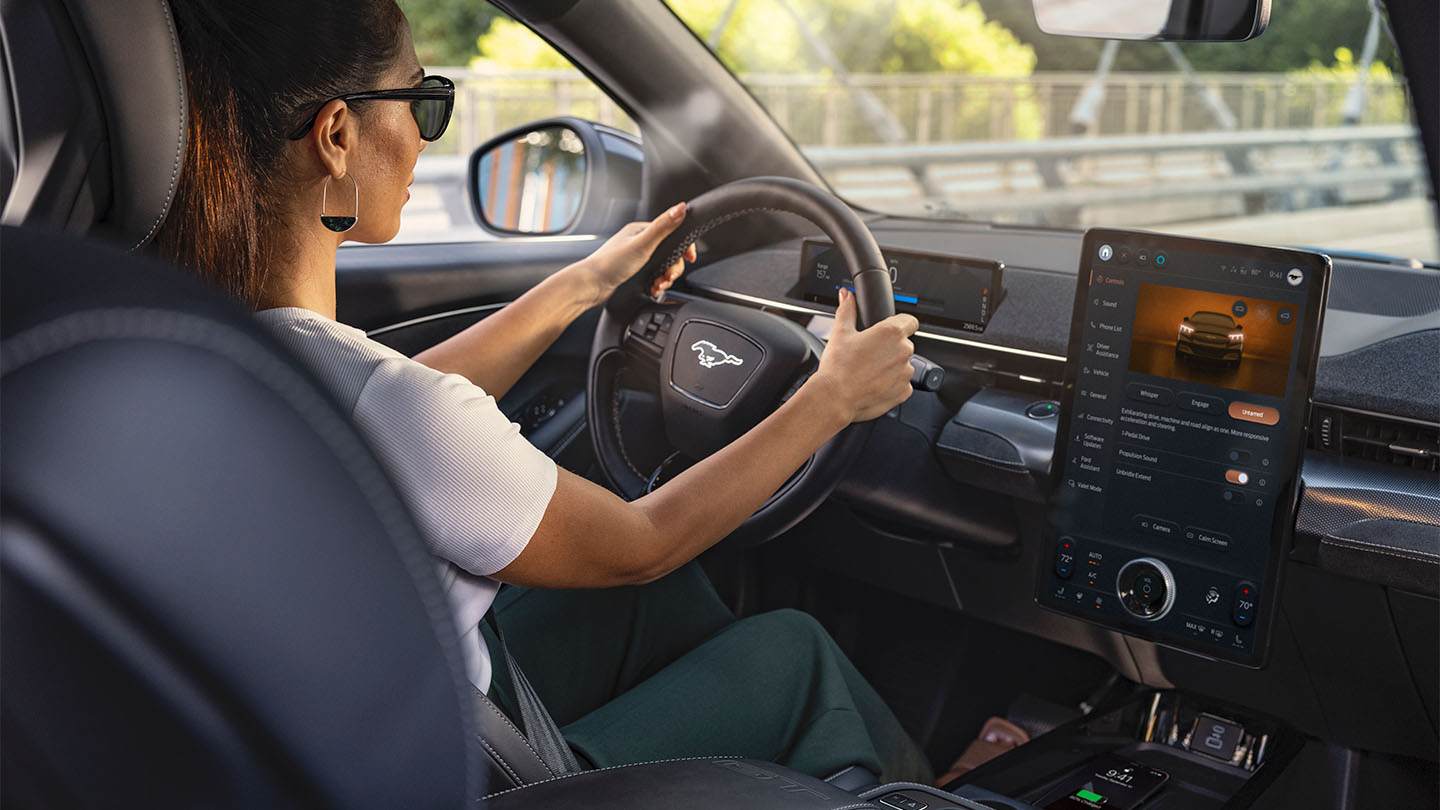 Ford Mustang Mach-E Cockpit — vernetzte Mobilität bei Autohaus Wernsing